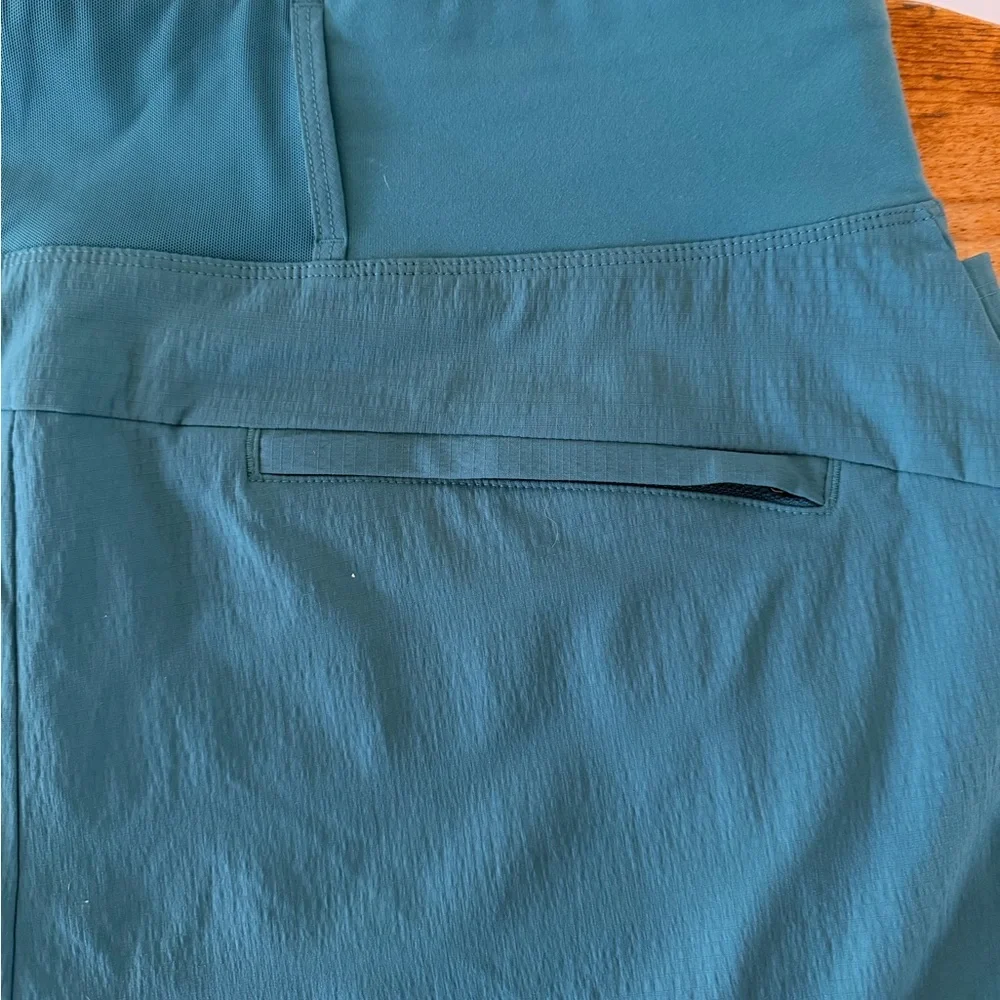 NWT Athleta Trekkie North 3.5” Shorts Teal Zip Pockets Elastic Waist Women’s 16